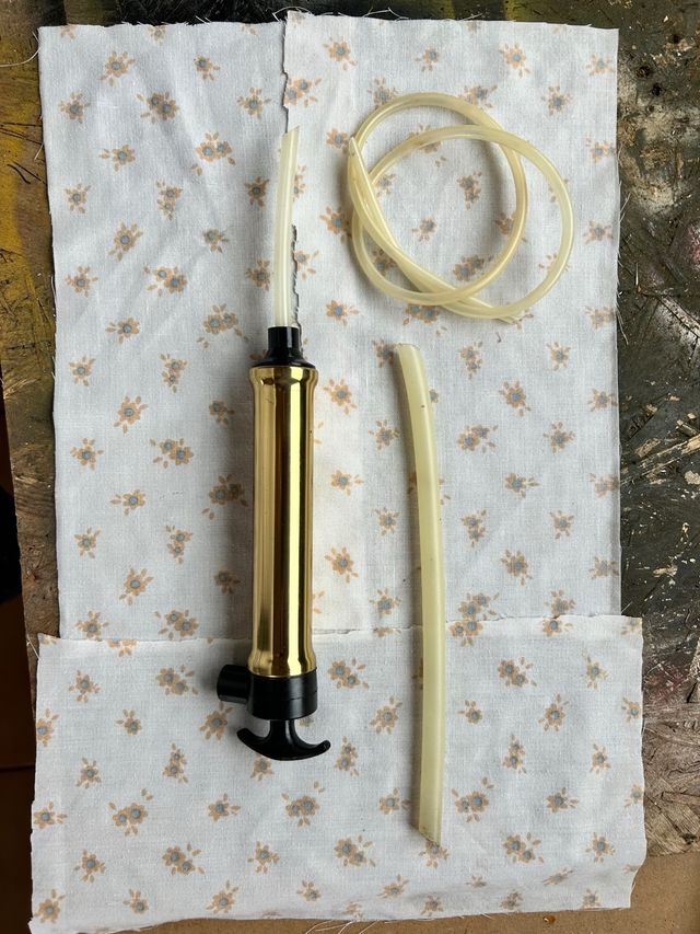 Bomba de grasa dorada con manguera