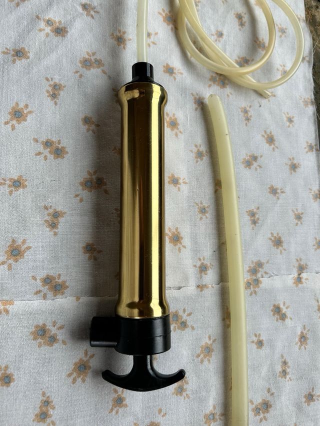 Bomba de grasa dorada con manguera