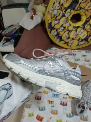 Tenis Nike plateados talla 39