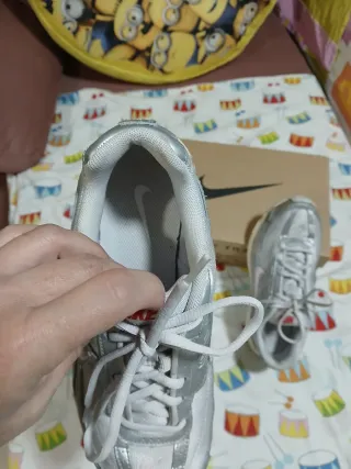 Tenis Nike plateados talla 39