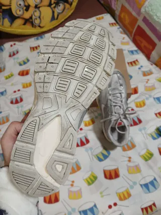 Tenis Nike plateados talla 39