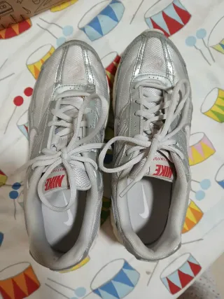 Tenis Nike plateados talla 39