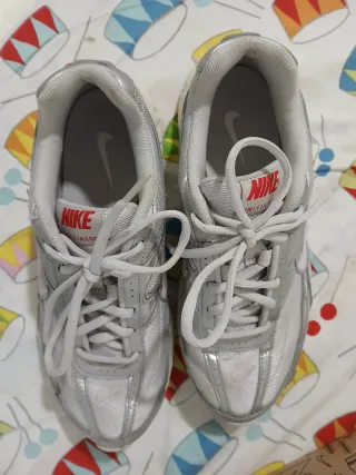 Tenis Nike plateados talla 39