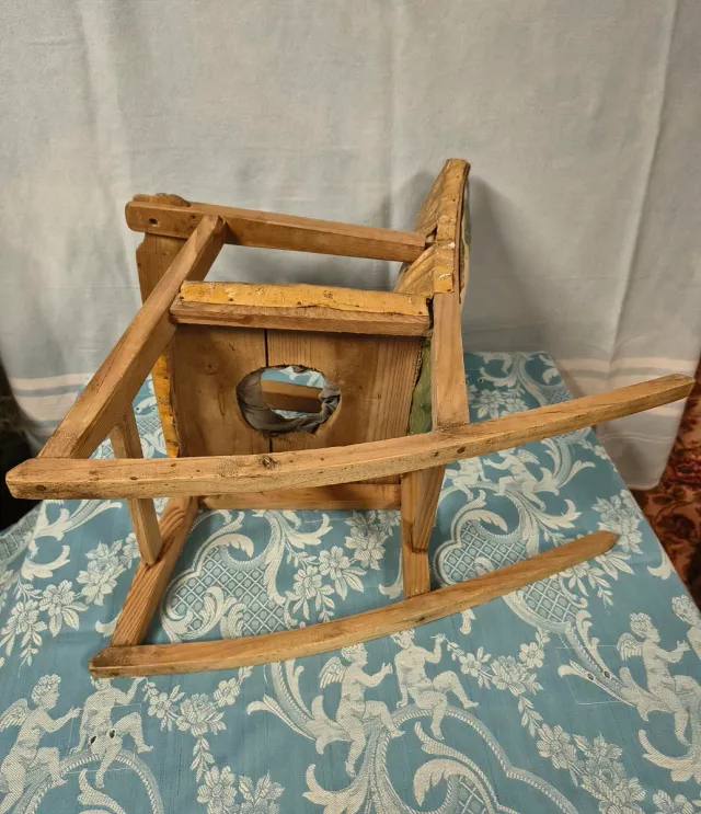 Vecchia sedia sdraiante per bambini in legno, plastica e pelle con orinatoio