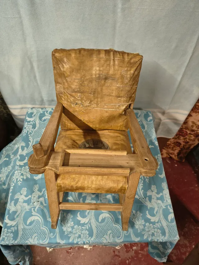 Vecchia sedia sdraiante per bambini in legno, plastica e pelle con orinatoio