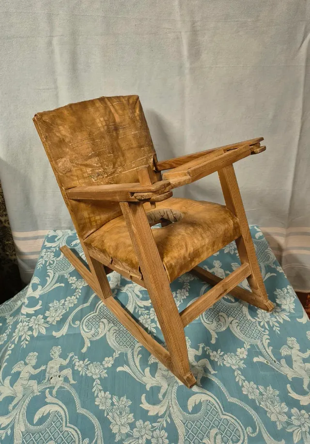 Vecchia sedia sdraiante per bambini in legno, plastica e pelle con orinatoio