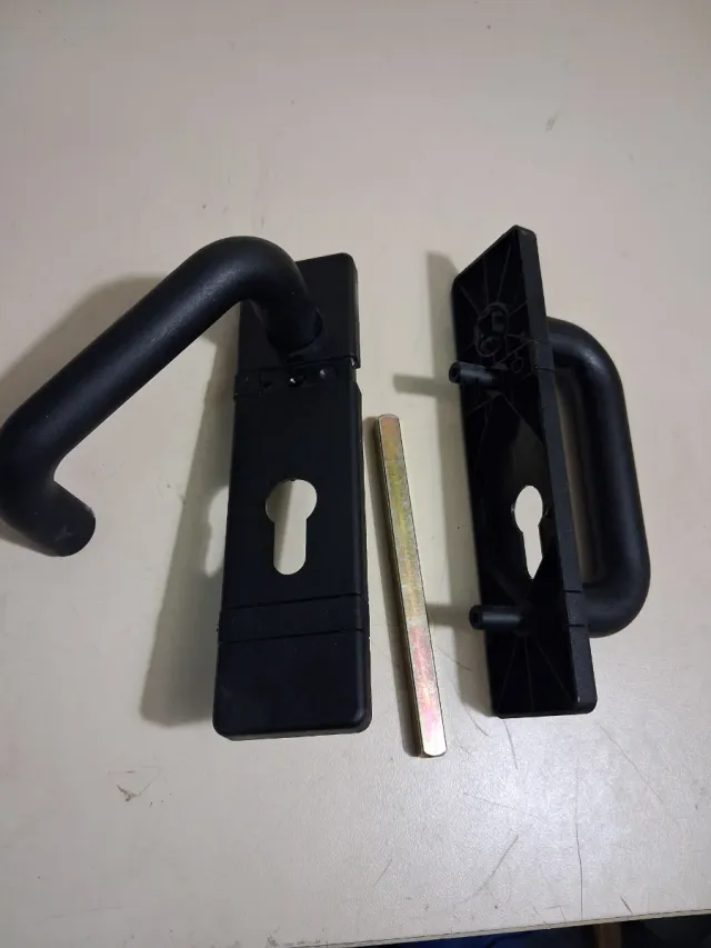 Picaporte o manilla negra