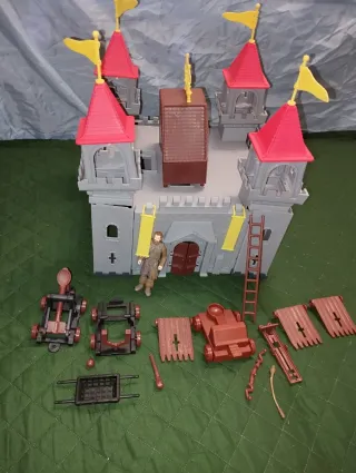 Castillo medieval de juguete con figuras