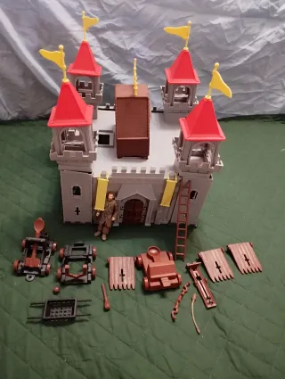 Castillo medieval de juguete con figuras