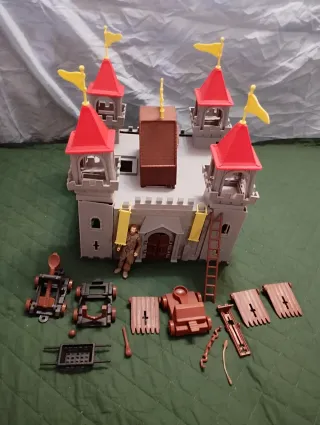 Castillo medieval de juguete con figuras