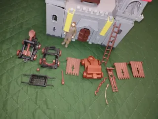 Castillo medieval de juguete con figuras