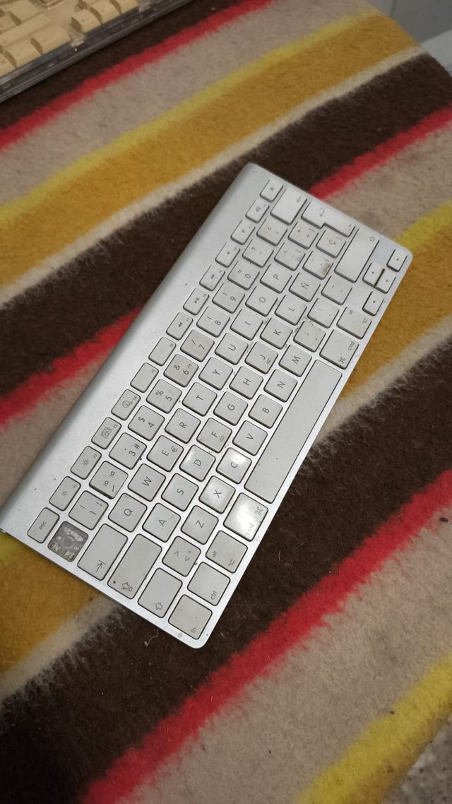 Teclado Apple Plata y Blanco