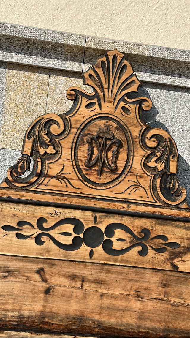 Cabecero de cama antiguo de madera