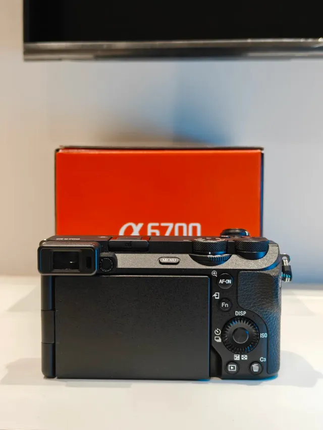 SONY A6700 COMO NUEVO