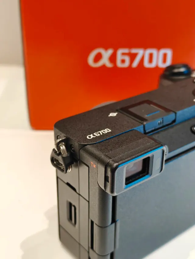 SONY A6700 COMO NUEVO