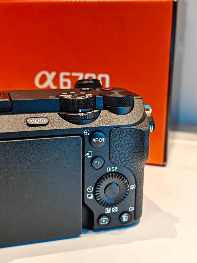 SONY A6700 COMO NUEVO