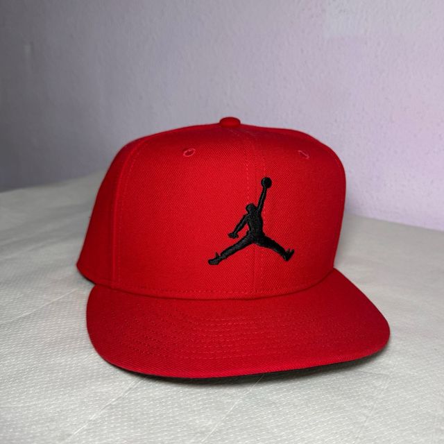 Gorra Jordan Roja con Logo Negro