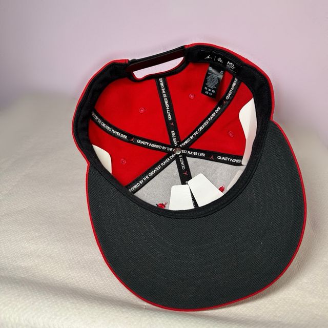 Gorra Jordan Roja con Logo Negro