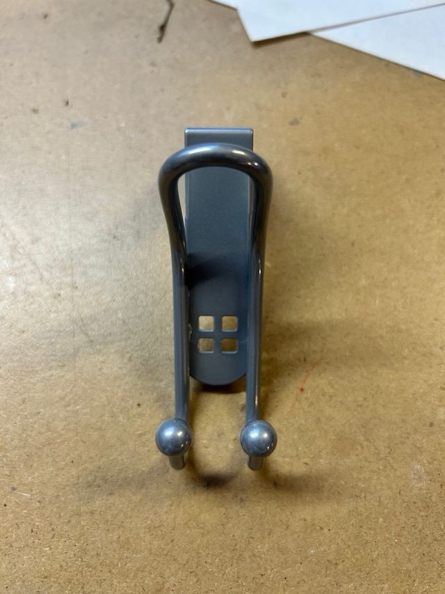 Colgador de metal plateado