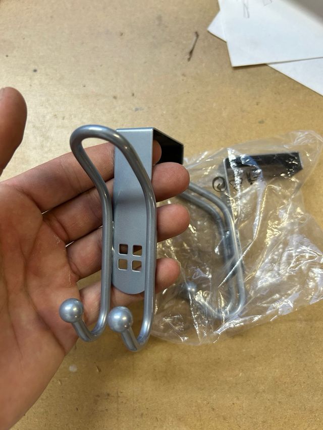 Colgador de metal plateado