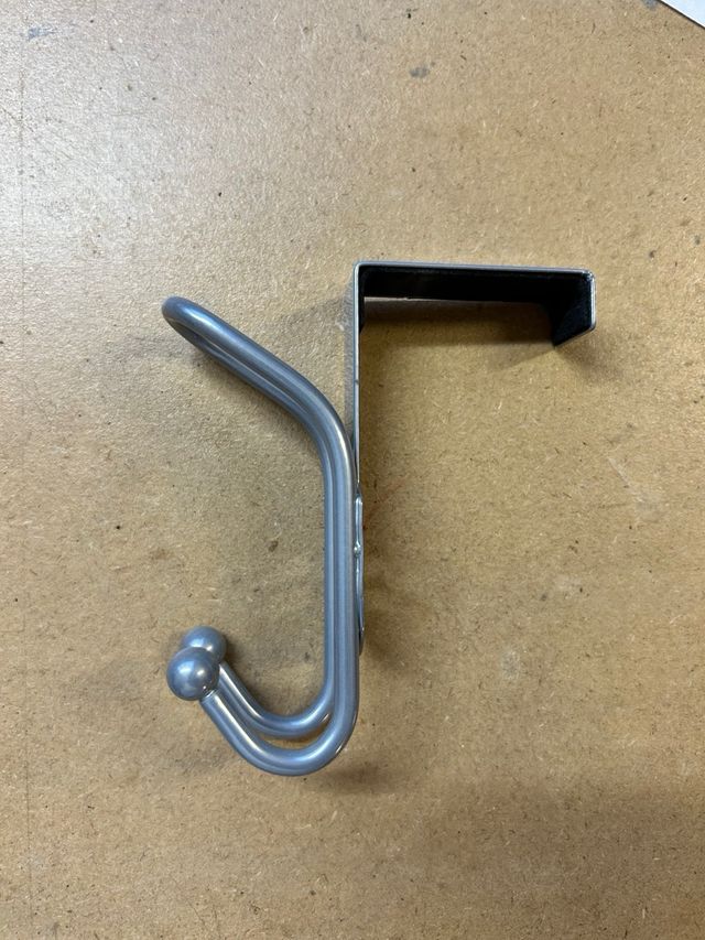 Colgador de metal plateado