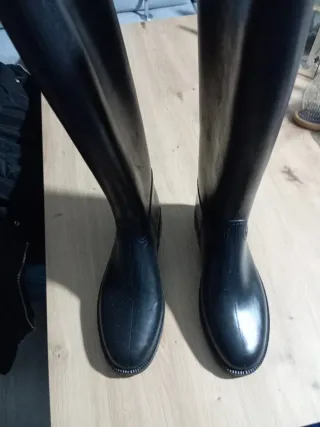 Botas de equitación negras hasta casi ls rodilla