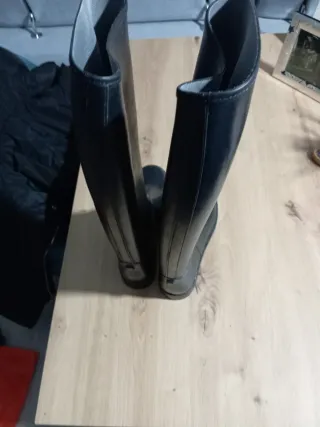 Botas de equitación negras hasta casi ls rodilla