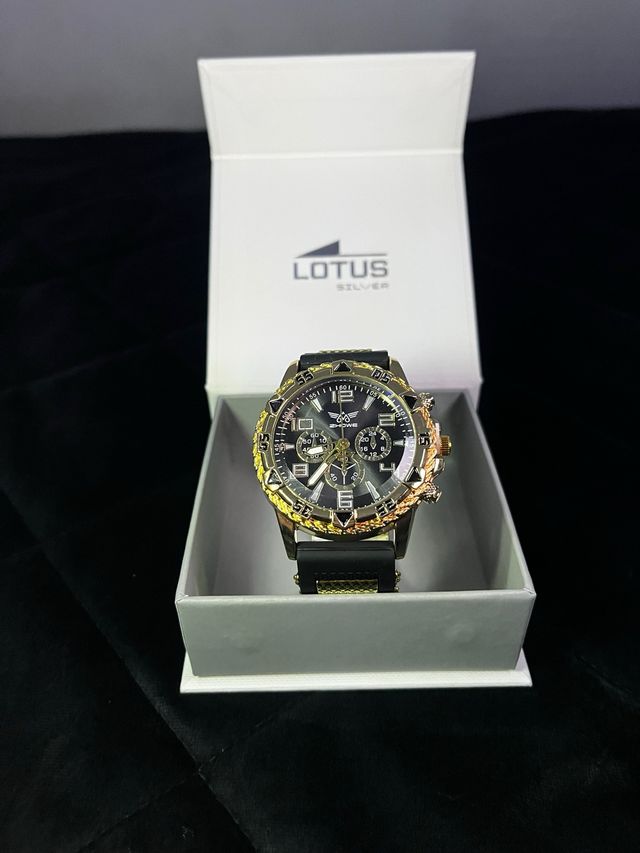 Reloj Dorado con Correa Negra