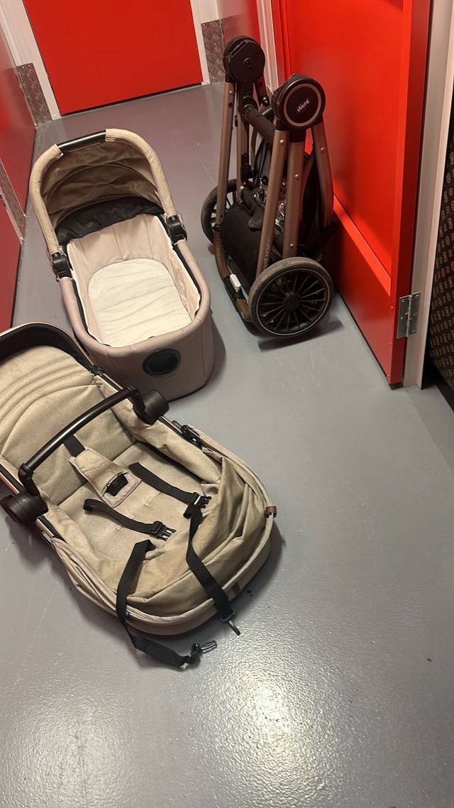 Cochecito de bebé y capazo chico