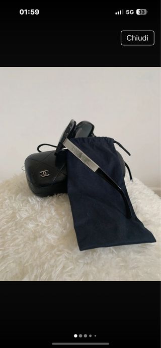 Occhiali da sole Chanel.