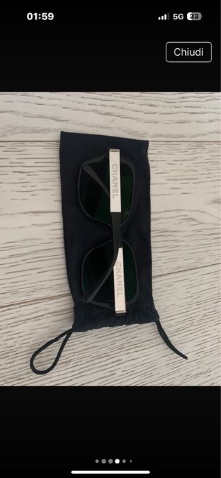 Occhiali da sole Chanel.
