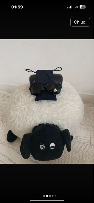 Occhiali da sole Chanel.