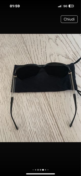 Occhiali da sole Chanel.