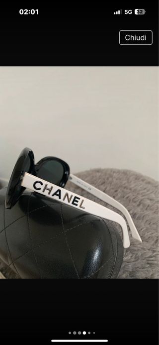 Occhiali da sole Chanel.