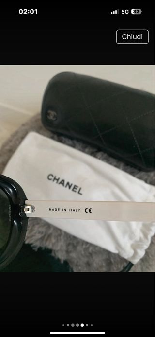 Occhiali da sole Chanel.