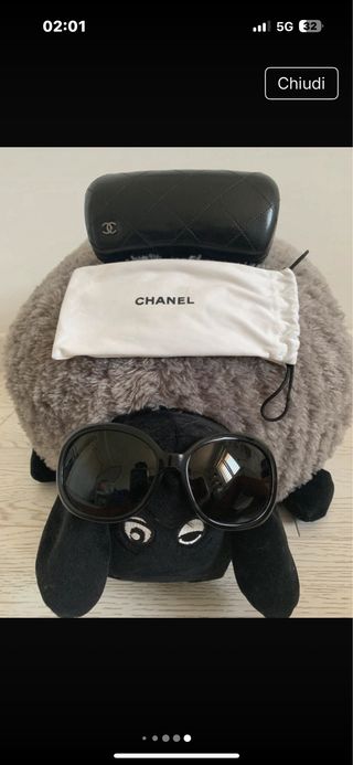 Occhiali da sole Chanel.