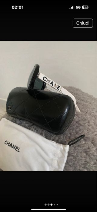 Occhiali da sole Chanel.