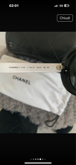 Occhiali da sole Chanel.