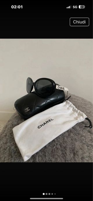Occhiali da sole Chanel.