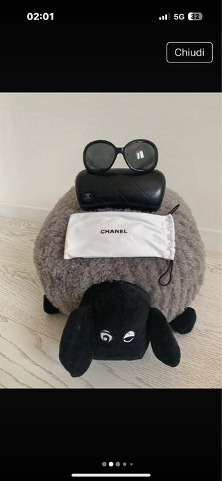 Occhiali da sole Chanel.