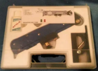 Attrezzo per tagliare piastrelle e la qualsiasi