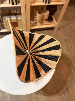 Lámpara de techo de rafia hecha a mano