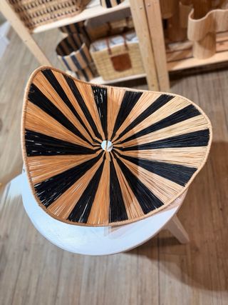 Lámpara de techo de rafia hecha a mano