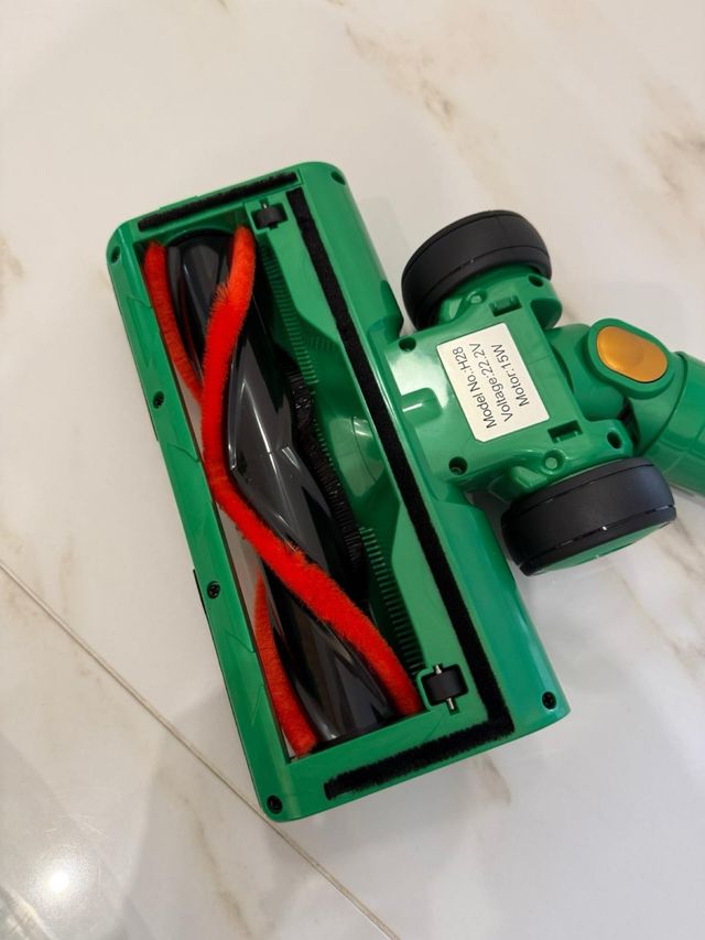 Aspirapolvere a batteria con design natalizio