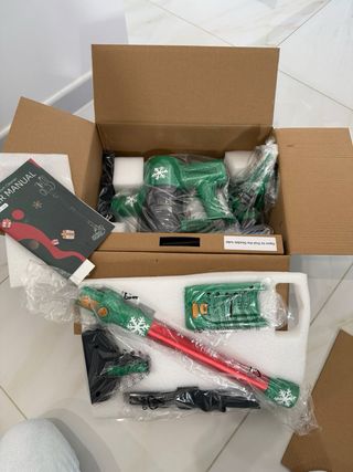 Aspirapolvere a batteria con design natalizio