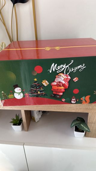 Aspirapolvere a batteria con design natalizio