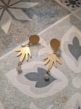 Pendientes dorados con forma de mano