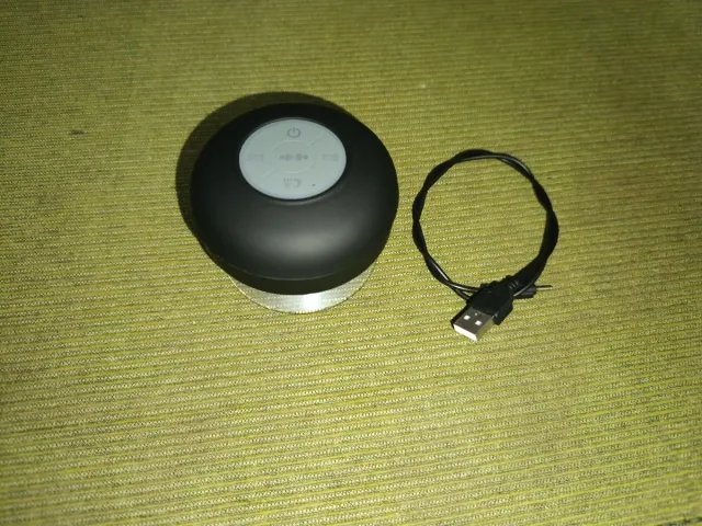 Altavoz bluetooth resistente al agua con ventosa