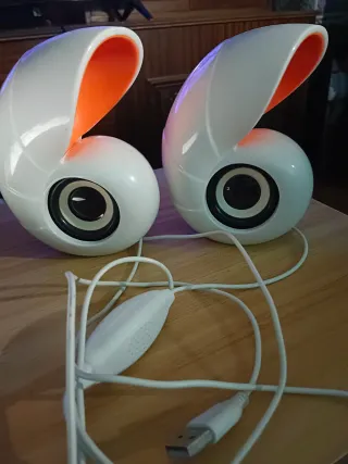 Altavoces blancos y naranjas