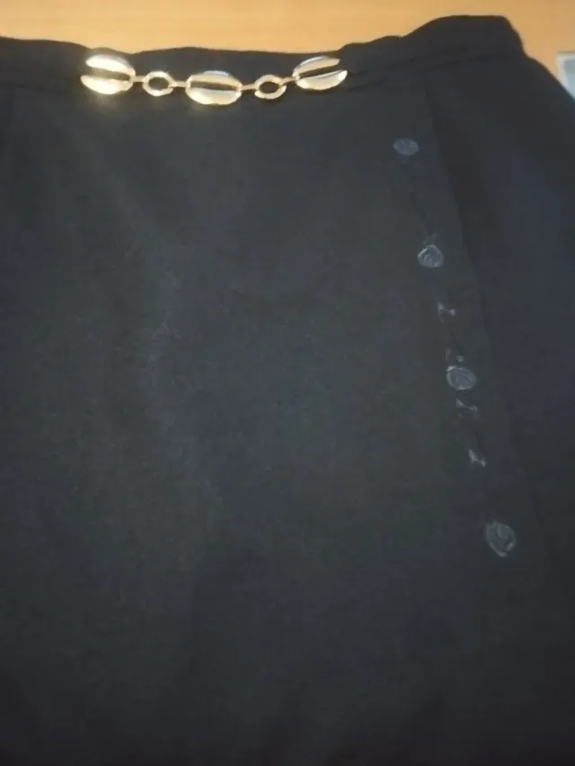 Falda negra talla 52 con detalles dorados